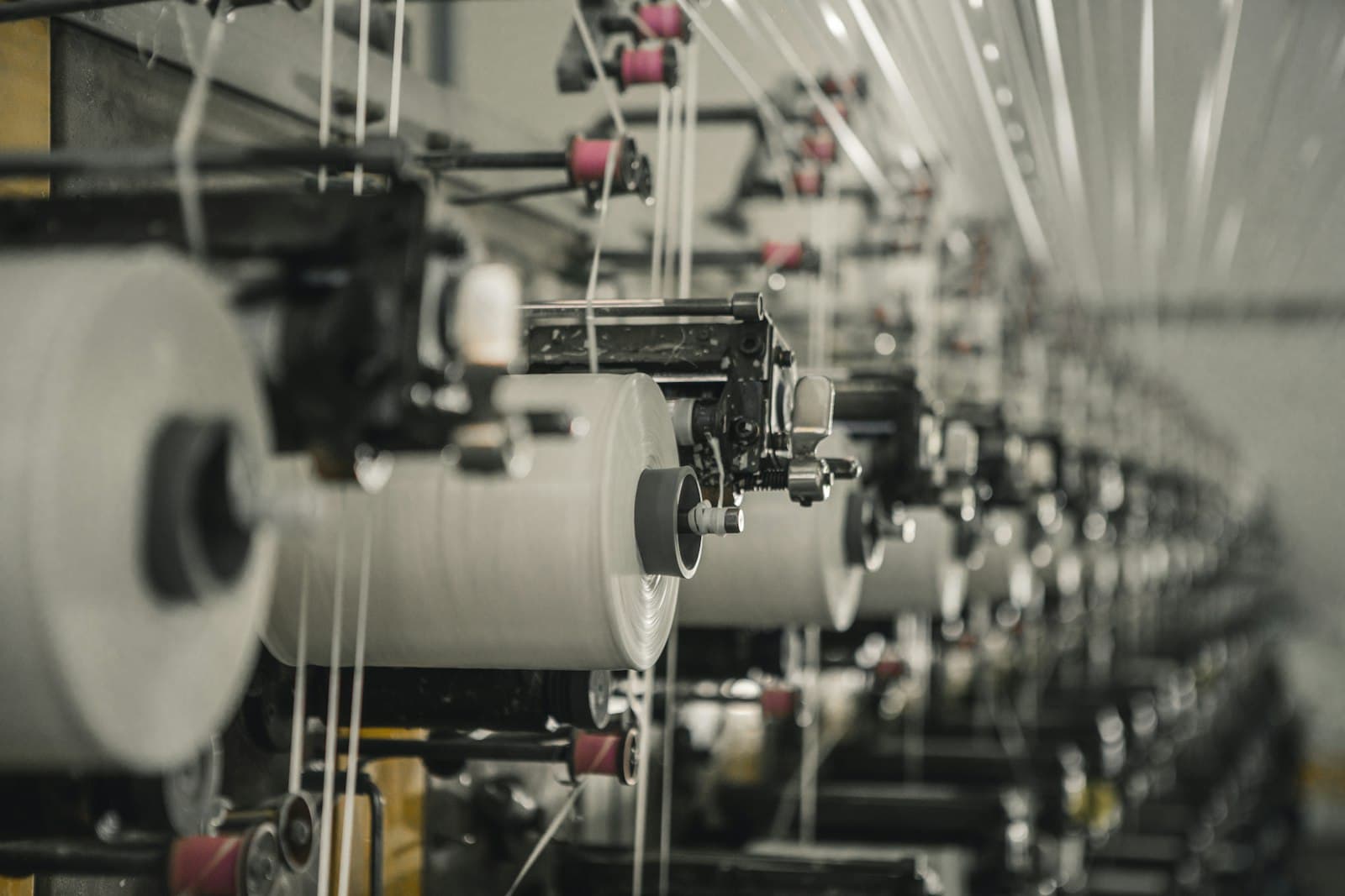 Textile manufacturing machinery with yarn spools